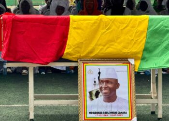 Kerfalla Camara Kpc offre des obsèques dignes à “Barezy” , son épouse Safi Camara en larmes au stade Petit Sory