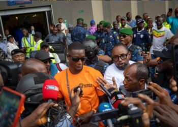 Serhou Guirassy accueilli en héros à Conakry pour une visite humanitaire et symbolique