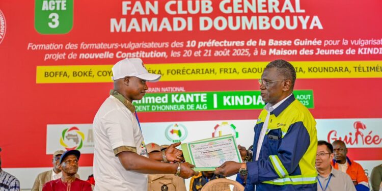 Kindia : le Gouverneur Aboubacar Sidiki Diakité et Ahmed Kanté saluent l’engagement des jeunes pour la vulgarisation de la nouvelle Constitution
