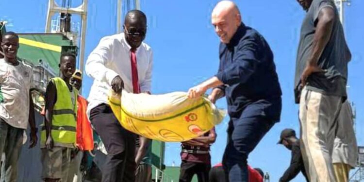 Engagement exemplaire : Mustafa Levent Adali et Ousmane Savané en première ligne avec les dokers pour booster le débarquement des marchandises