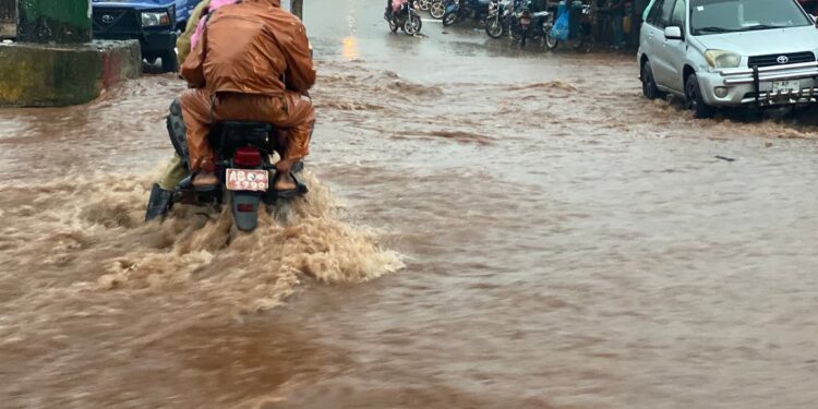 Basse Guinée : Vigilance face aux pluies et orages attendus ce mardi soir
