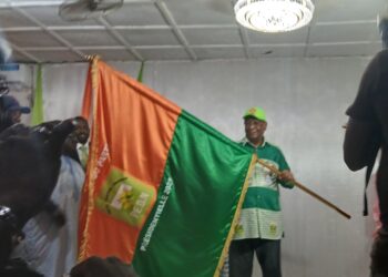 Présidentielle 2025: Lansana Kouyaté reçoit le fanion du PEDN : « je le porterai avec vaillance »