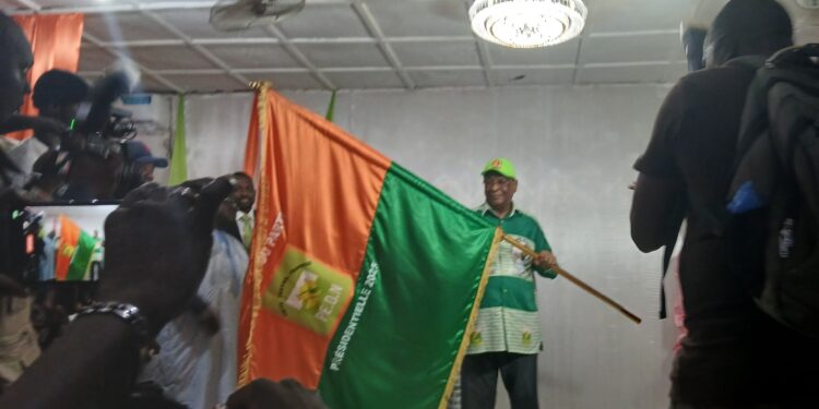 Présidentielle 2025: Lansana Kouyaté reçoit le fanion du PEDN : « je le porterai avec vaillance »
