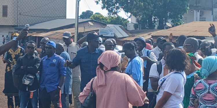 Crise sociale à la SEG : les employés déclenchent un sit-in à Conakry