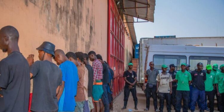 Conakry : quinze personnes condamnées à des travaux d’intérêt public pour dépôt sauvage d’ordures
