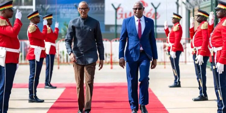 Cérémonie d’investiture à Conakry : le président rwandais Paul Kagame foul e le sol guinéen
